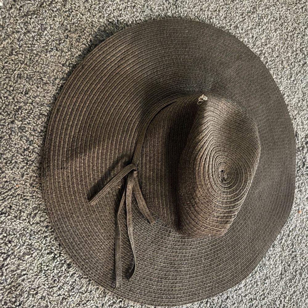 Elegant Black Wide-Brimmed Hat